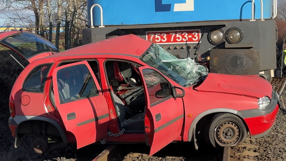 Vlak tlačil auto desítky metrů za přejezd, řidič střet u Prahy nepřežil